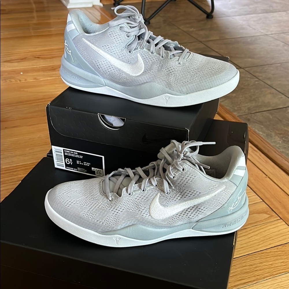 Nike Gray Athletic Shoes with Sleek Design